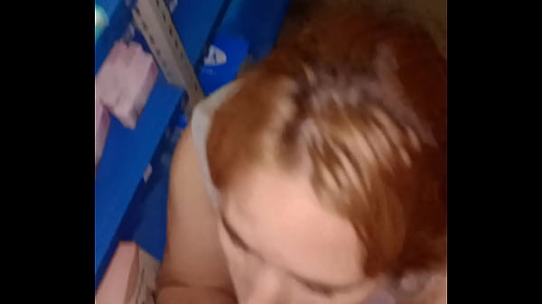 Amateur en el depósito: chupada y sexo de pie