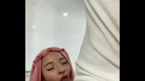 La acabo de conocer y me chupa la verga en el baño de la fiesta.