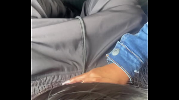 Quiteña sexo duro luego de mamarmelo en el taxi, en cámara escondida.